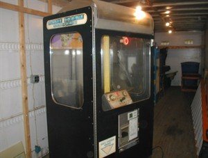 Acme (Benchmark) 42 Inch Crane Machine, All Parts Are There, Will Belts And Air Lines To Get Working %100 . Will Need Some Cleaning Up, A Little Damage On Right Side At Bottom Near Back